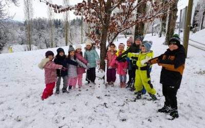 Prvošolci uživali na snegu